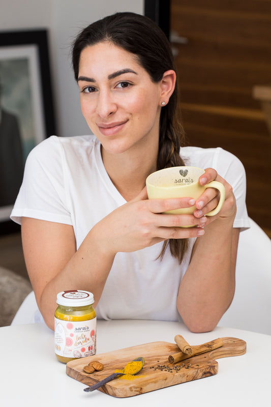 Sara con una taza y el mejor spread