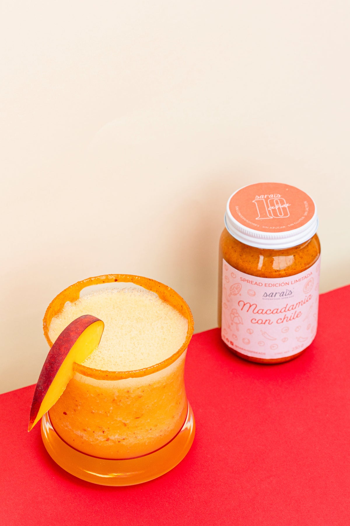 Agua de coco con durazno y Macadamia con Chile