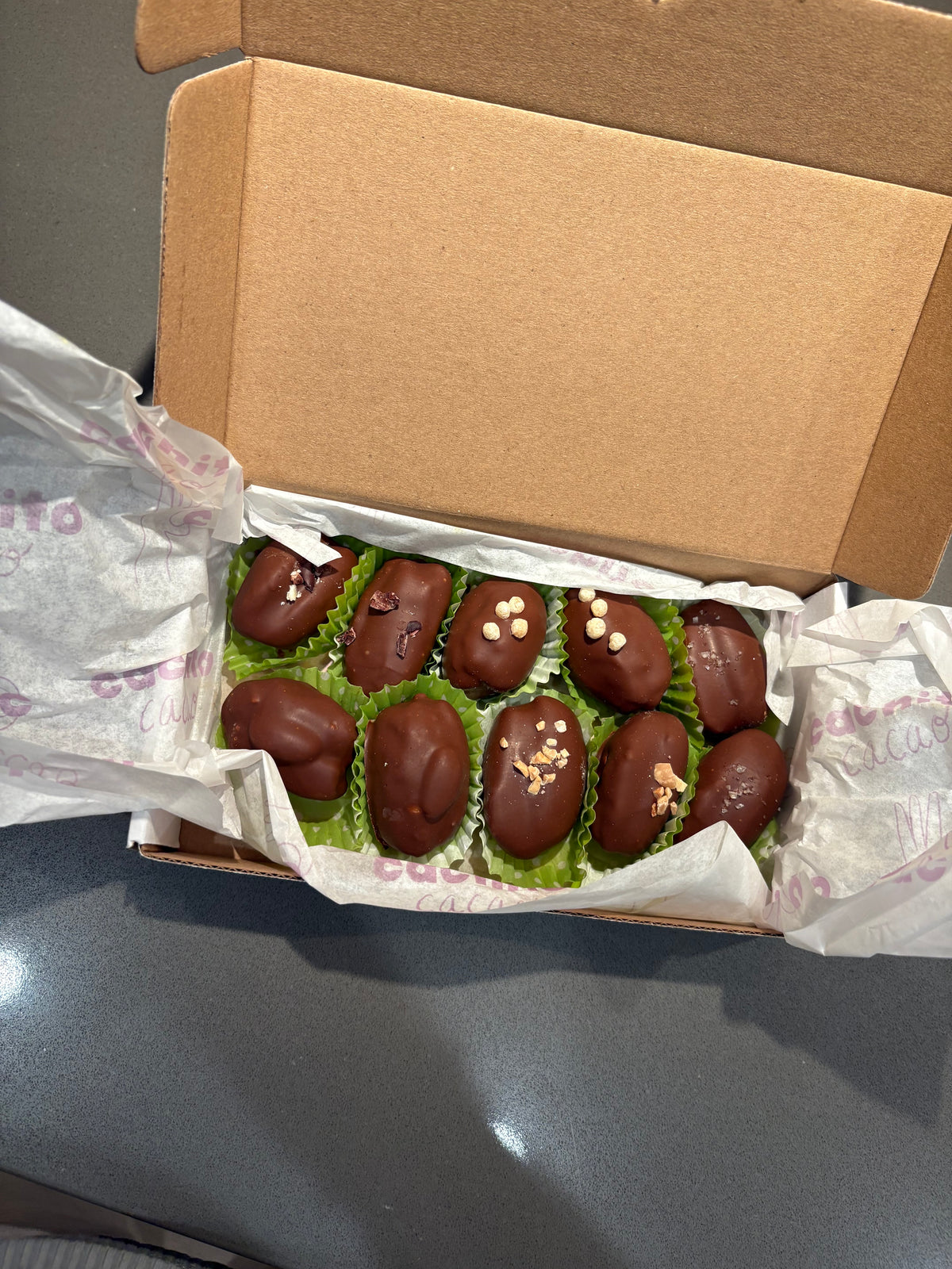Dátiles con chocolate rellenos de Sarai's (10 piezas)
